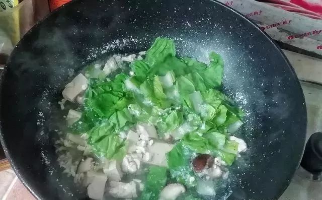 分享简单白菜豆腐汤做法，食材便宜简单，汤汁鲜美可口，清淡不油腻！