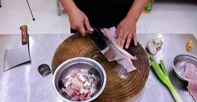 这才是番茄鱼的正确做法，鱼肉洁白又细嫩、汤汁开胃下饭，从杀鱼到炖汤全程讲解！
