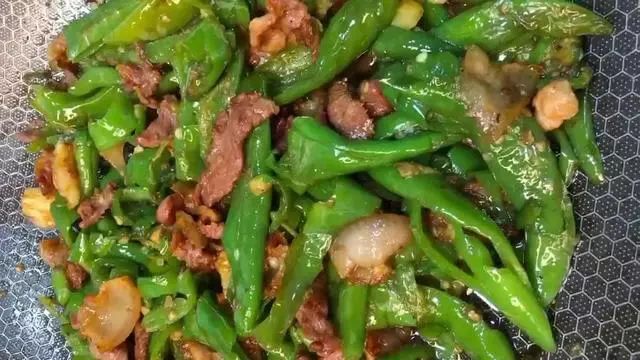 为何湖南人的青椒炒肉好吃？因为他们得到了精髓，椒香入味脆嫩爽口！
