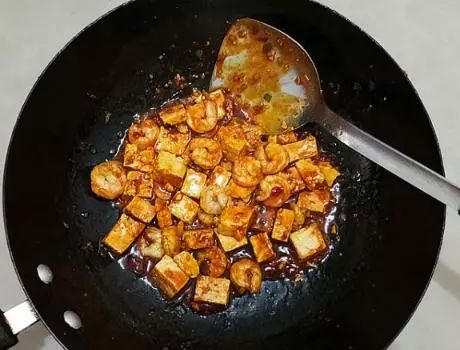 虾仁烧豆腐的做法，炒虾仁时，需要提前焯水吗？只要一招，保证嫩滑脆无腥味！