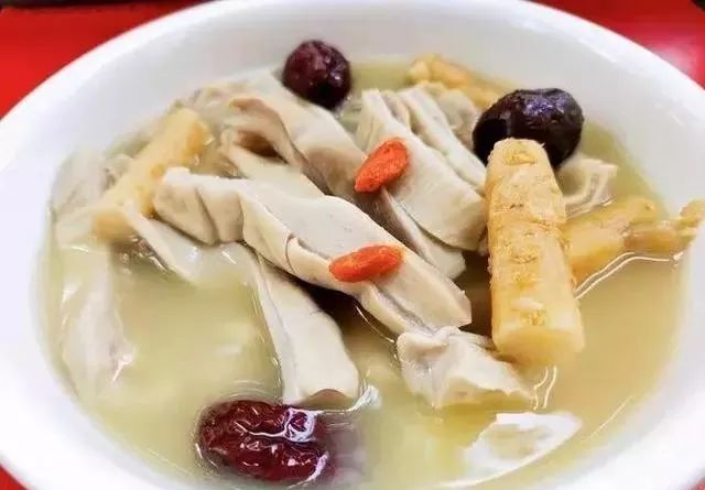 广东胡椒猪肚鸡汤，汤汁怎么变的白稠鲜美？全靠它！