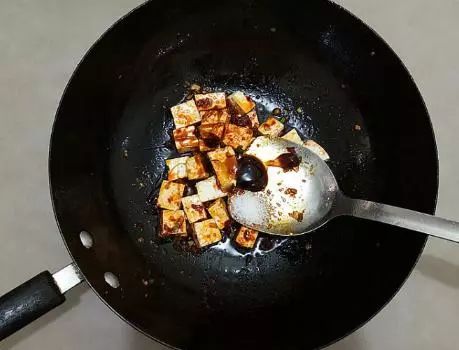虾仁烧豆腐的做法，炒虾仁时，需要提前焯水吗？只要一招，保证嫩滑脆无腥味！