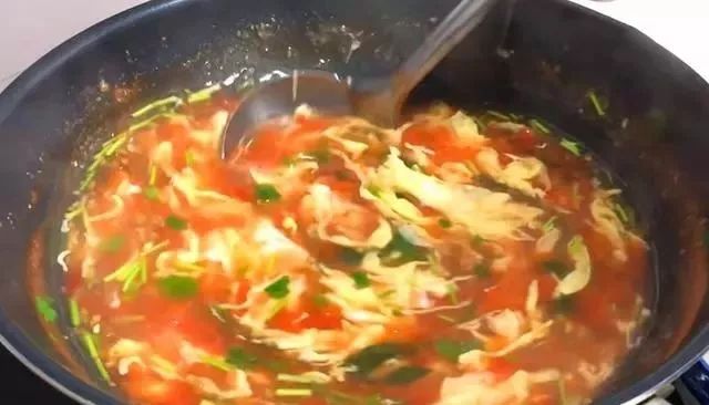 一道简单的西红柿鸡蛋汤，也有大技窍！不能先加水，蛋花漂亮、味道鲜美！