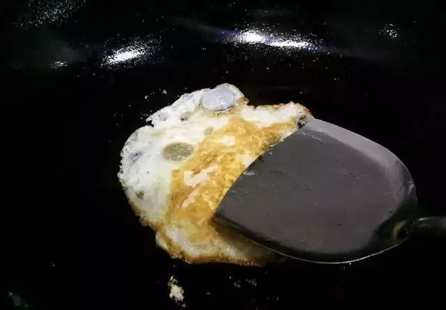 煎荷包蛋，这一步不要做错，学会这个小窍门，一点都不粘锅
