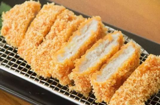 日本炸猪排的正宗做法，色泽金黄外脆里嫩，越吃越香！