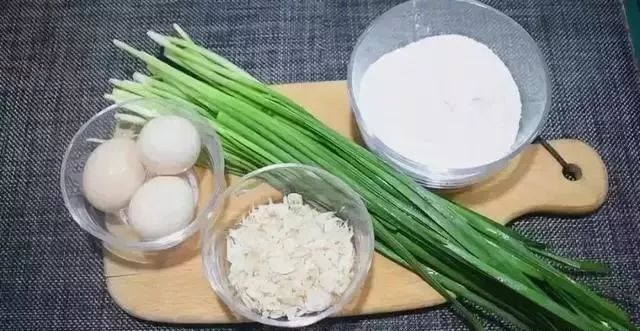 韭菜盒子的新做法，味道更香，一碗面粉加一把韭菜，筷子搅一搅，做法超简单!