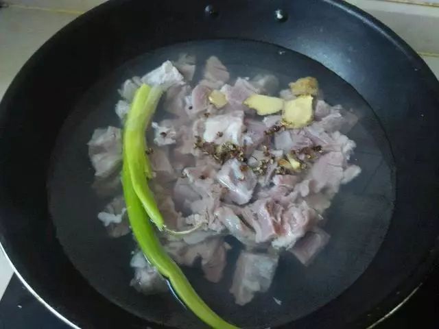 西正宗羊肉泡馍的做法，出锅那一刻香气四溢，肉香汤浓，回味无穷！