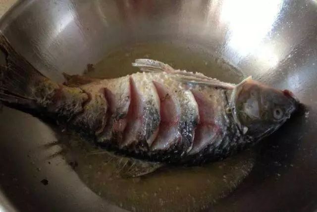原来酒店的厨师是这样油炸全鱼的！做的时候加上它，不仅无腥味还特香！