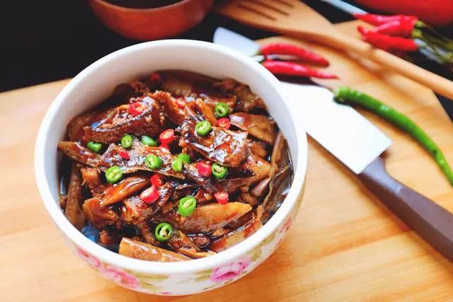 广东咸鱼茄子煲的正宗做法，出锅香气四溢，非常下饭的一道家常菜！