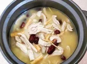 广东胡椒猪肚鸡汤，汤汁怎么变的白稠鲜美？全靠它！