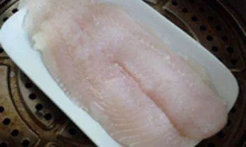 清蒸龙利鱼：肉质鲜嫩、汤汁醇香、油而不腻！