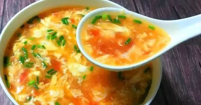 一道简单的西红柿鸡蛋汤，也有大技窍！不能先加水，蛋花漂亮、味道鲜美！