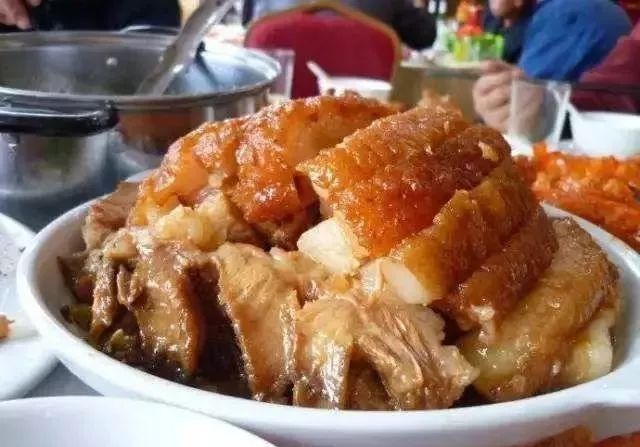广西正宗的五花扣肉，纹如虎皮，肉肥而不腻，在广西有无扣肉不成宴的说法！