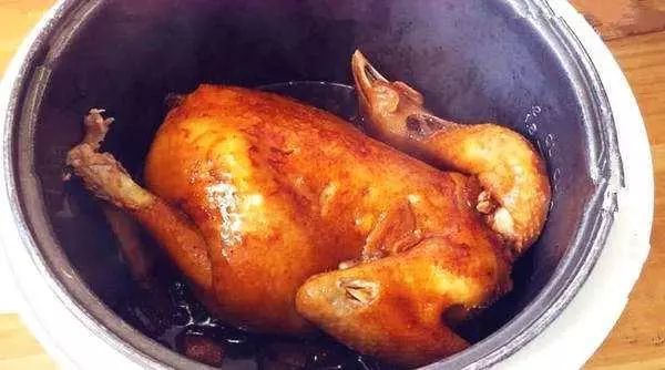 一个电饭锅就能做烤鸡，做法特简单，鸡肉又香又嫩，太好吃了!