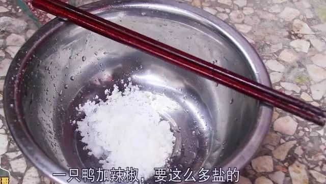 湖南“血酱鸭”最正宗的做法，香辣可口，配方和做法都非常详细！