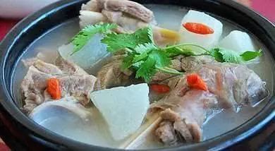 寒冷的冬日来碗羊肉汤，只需2味调料，1.5个小时，就能把羊肉汤做的异常鲜美！