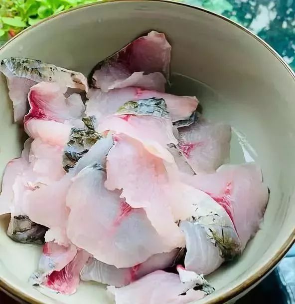 价值1800元的鱼火锅，关键在于鱼肉的腌制方法，麻辣香嫩更入味！