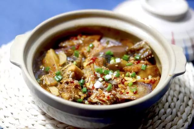 广东咸鱼茄子煲的正宗做法，出锅香气四溢，非常下饭的一道家常菜！