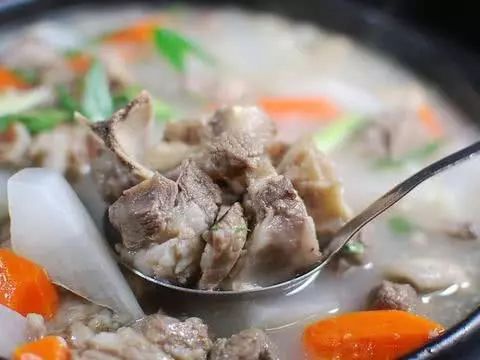 寒冷的冬日来碗羊肉汤，只需2味调料，1.5个小时，就能把羊肉汤做的异常鲜美！