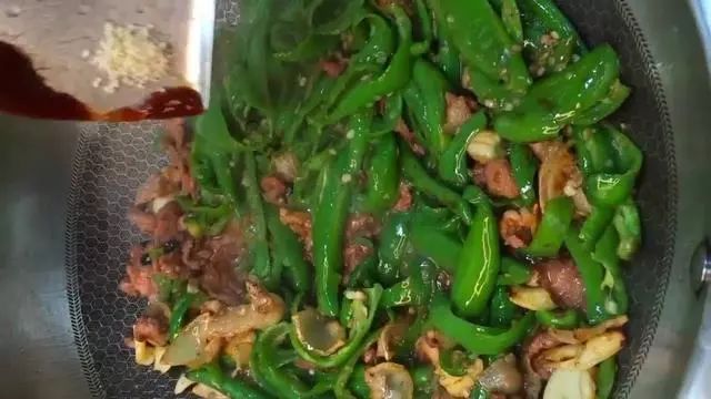 为何湖南人的青椒炒肉好吃？因为他们得到了精髓，椒香入味脆嫩爽口！