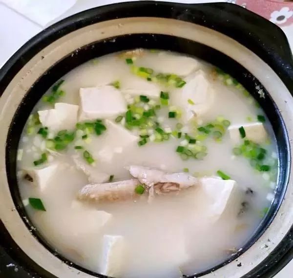 鱼汤的2种做法，比骨头汤更补钙，很简单的家常做法，鱼汤又鲜又香，没腥味！