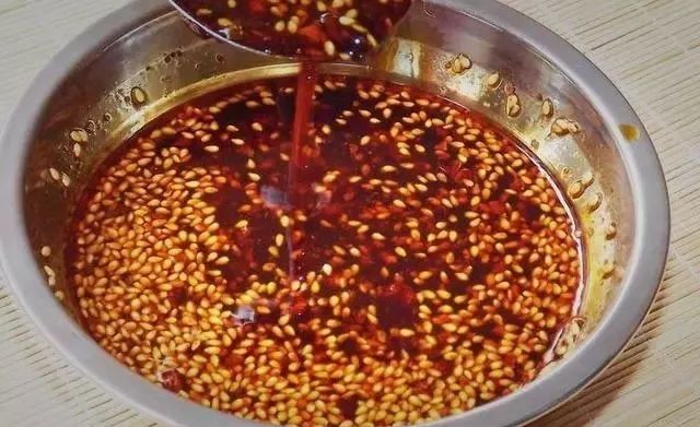 饭店的辣椒红油为什么那么香？26年川菜老师傅说这步是关键，做好可拌一切菜！