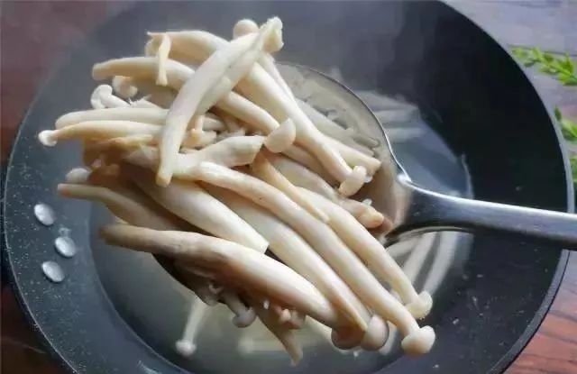 海鲜菇怎么做？教你这个做法，清淡不油腻还很美味，做法超简单！