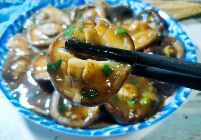 你知道香菇怎么做最好吃吗？教你做一道滑嫩鲜美的蚝油香菇，别把盘子吃了！