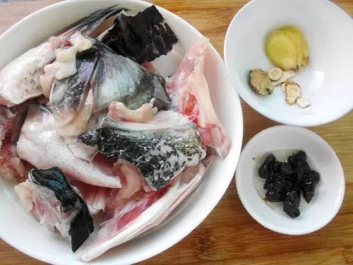 鱼头怎么做最好吃？教你清蒸鱼头的家常做法，注意这一点，鱼头鲜香无腥味！