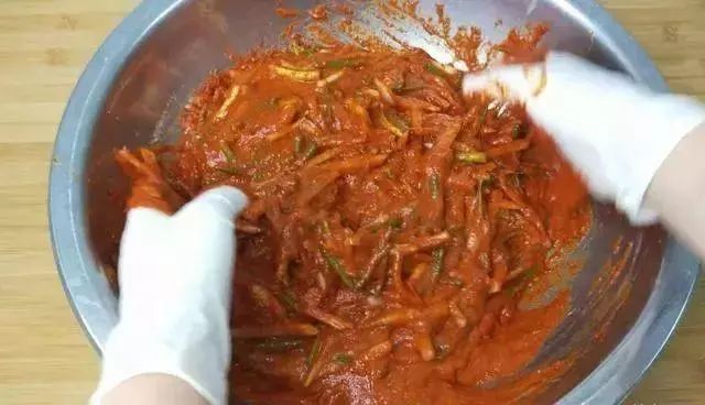辣白菜的腌制方法，用料配方详细，自己做干净美味，分分钟就能做好！