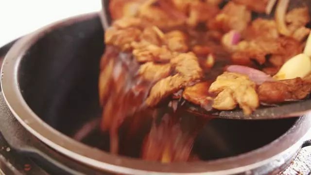 红烧牛腩的家常做法，把这几样食材放进去，汤汁鲜浓肉香嫩！