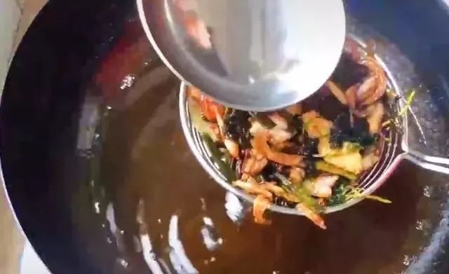 饭店的辣椒红油为什么那么香？26年川菜老师傅说这步是关键，做好可拌一切菜！