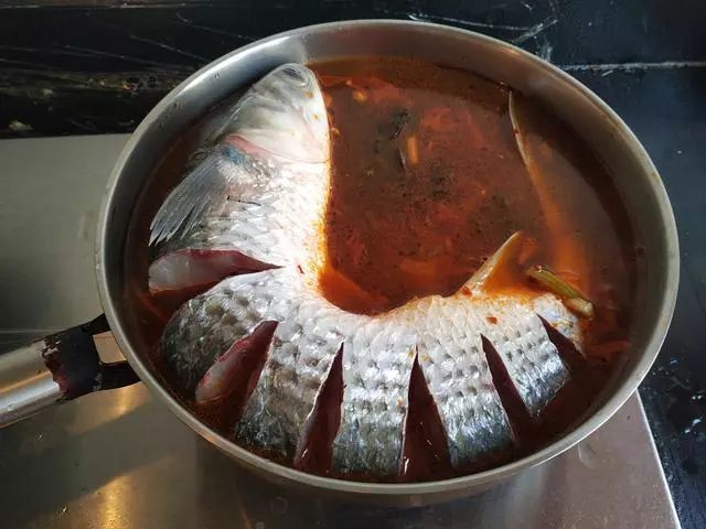 鱼怎么做吃着才爽？教你粉条炖鱼，鱼肉鲜嫩，粉条爽滑，汤汁醇厚！