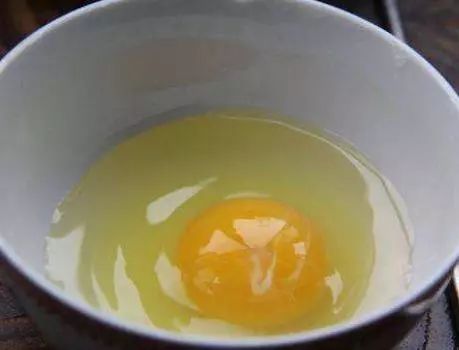 水煮荷包蛋怎么才能圆嫩不散？水开直接下锅就错了，这个小妙招要学会来！