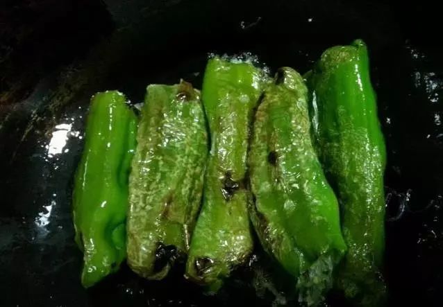 虎皮青椒怎么做更好吃？炒的时候加点它，甜辣入味，一盘吃完超过瘾！