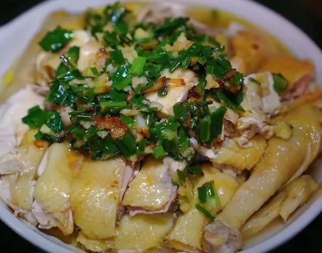 广东葱油鸡的正宗做法，在家也能做，鲜香口感好，滑嫩多汁，葱香浓郁！