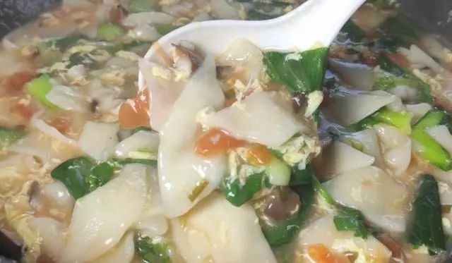 这不是疙瘩汤，它是一碗面皮汤，口感筋道又爽滑，暖身又管饱，超好吃！