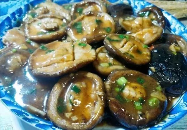 你知道香菇怎么做最好吃吗？教你做一道滑嫩鲜美的蚝油香菇，别把盘子吃了！