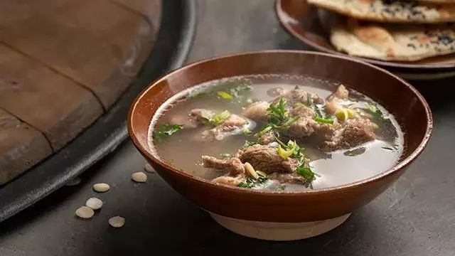这是一道在汉代就有羊肉汤秘方，按这个配方来做，不仅香浓味美，还汤白肉烂没膻味！