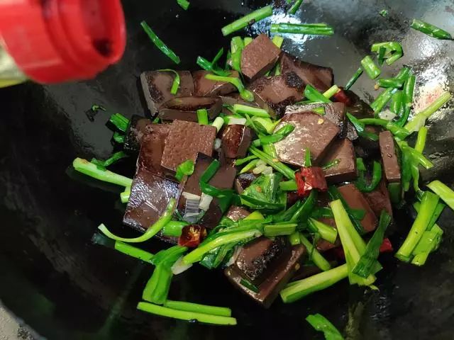 以前过年才能吃到韭菜炒猪血，做出小时候的味道，只要2元一斤，简单一炒就香喷喷！
