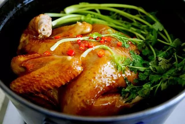 五星大厨分享广东酱油鸡的正宗做法，皮香肉滑，无法抗拒的美味