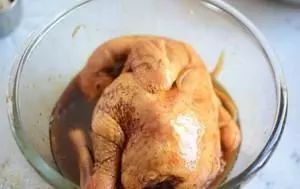 五香鸡用一个电饭煲鸡就能做，不用剁不用油，手撕着才好吃！