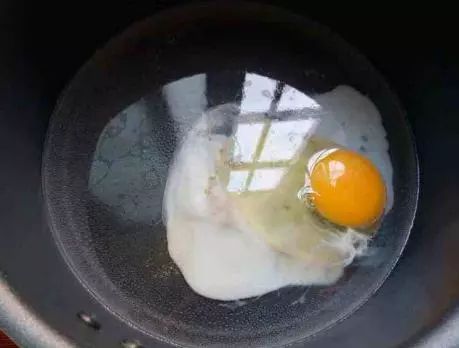 水煮荷包蛋怎么才能圆嫩不散？水开直接下锅就错了，这个小妙招要学会来！