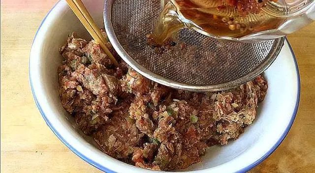 牛肉馅饺子怎么做才好吃？不要直接拌馅，学会这样调馅，鲜香不腥，不要太好吃！