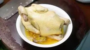 广东葱油鸡的正宗做法，在家也能做，鲜香口感好，滑嫩多汁，葱香浓郁！