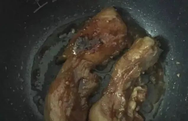 大厨教做叉烧肉的简单做法，只要一个电饭锅，焖半个小时，出锅后油光水滑肉香香！