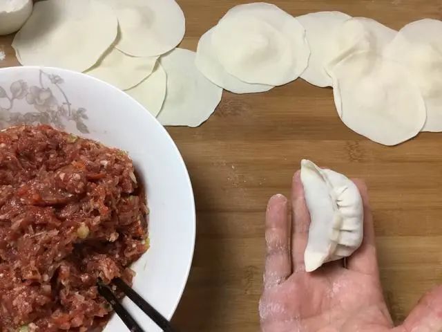 蒸饺怎么做才好吃？教你做牛肉萝卜馅的饺子，简单3步，鲜美又多汁！