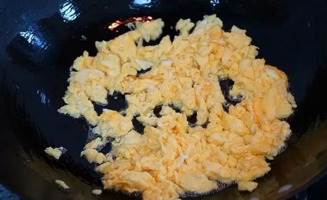 木耳炒鸡蛋时，木耳不要直接下锅炒，记住这个小窍门，木耳脆嫩爽口不溅油！