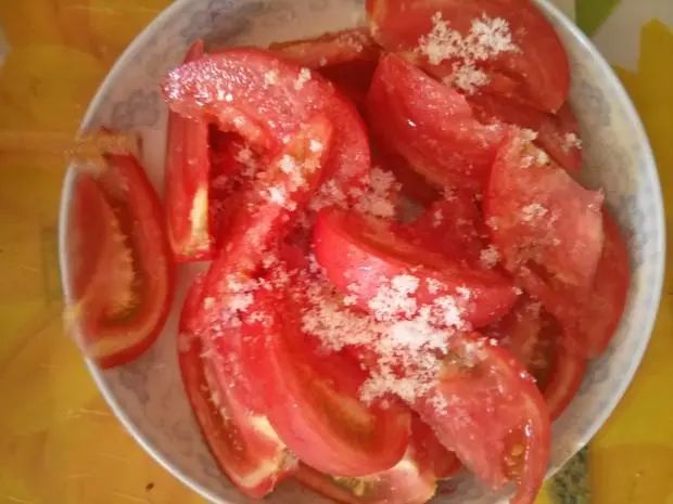 凉拌西红柿这样做甜味更足，放糖之后，再加点“它”，比只放糖好吃多了！