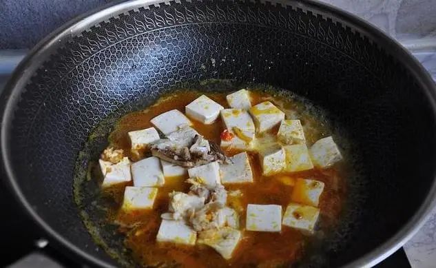 豆腐逼格最高的做法<蟹黄豆腐煲>，鲜美与嫩滑兼备，色泽诱人，口水直流！